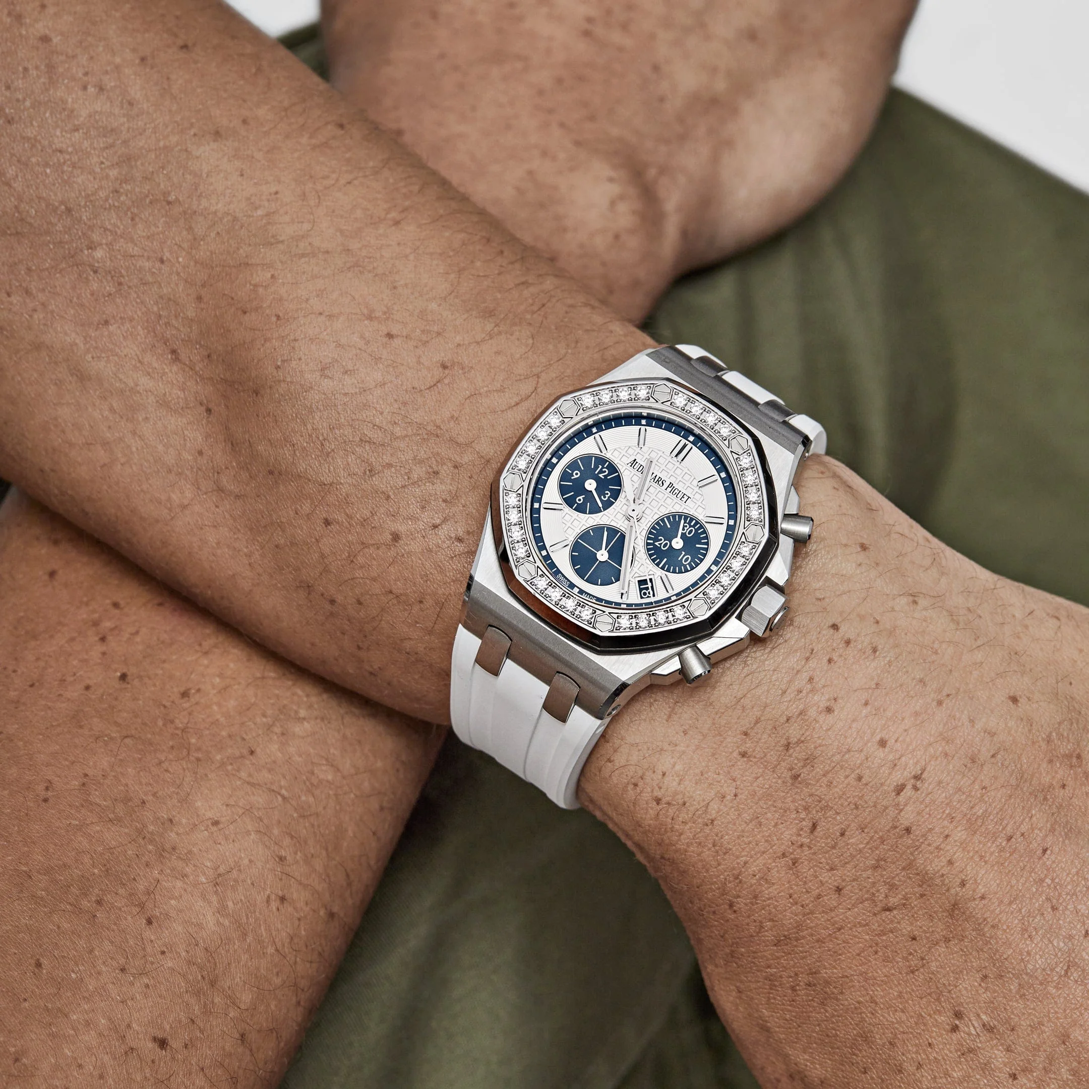 Audemars Piguet Royal Oak Offshore 26231ST.ZZ.D010CA.01.A Stainless Steel Silver Dial Diamond Bezel (2021) - Image 3