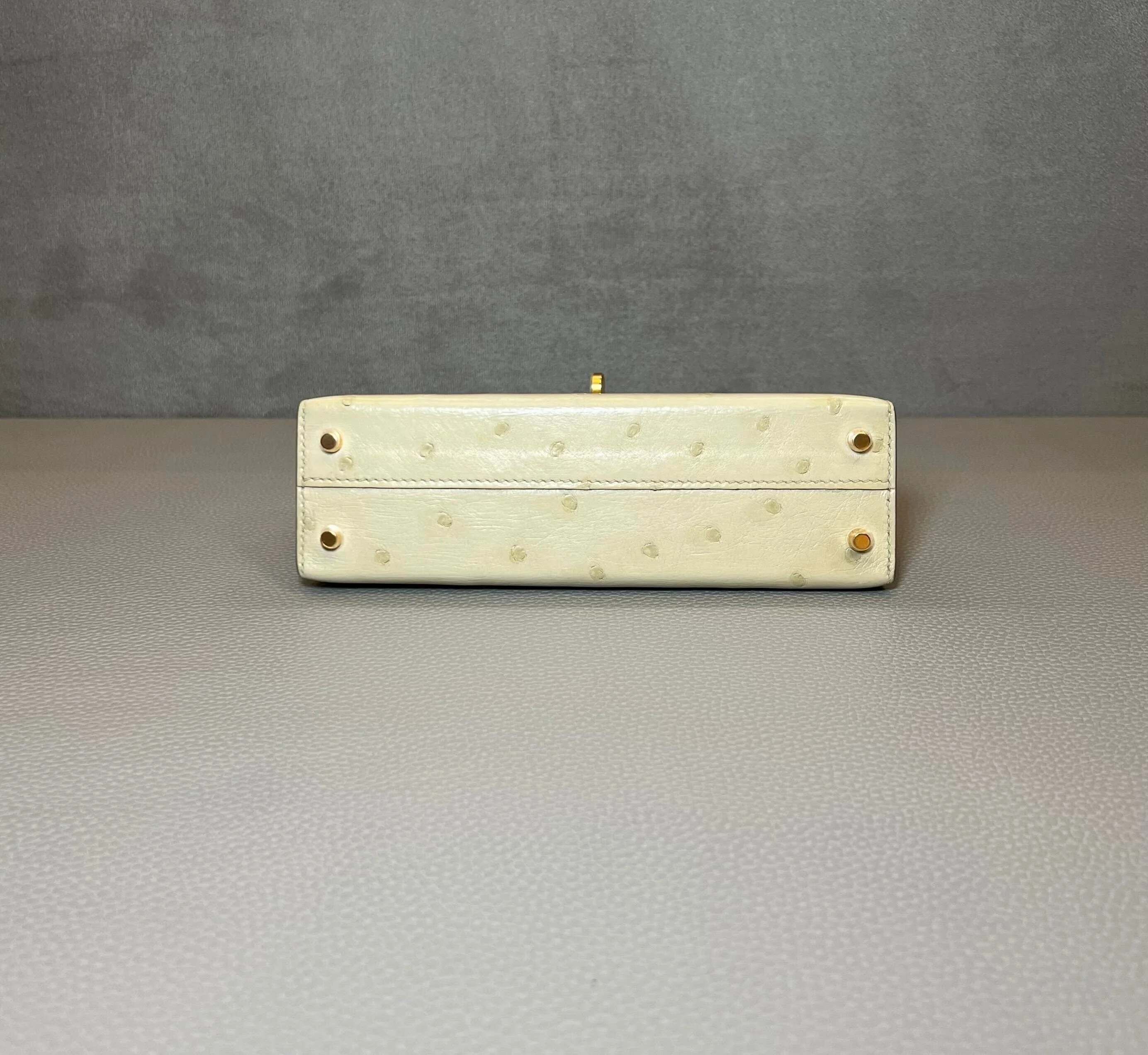 Hermès Beton / Craie Mini Kelly Sellier 20 Ostrich Gold Hardware - Image 7