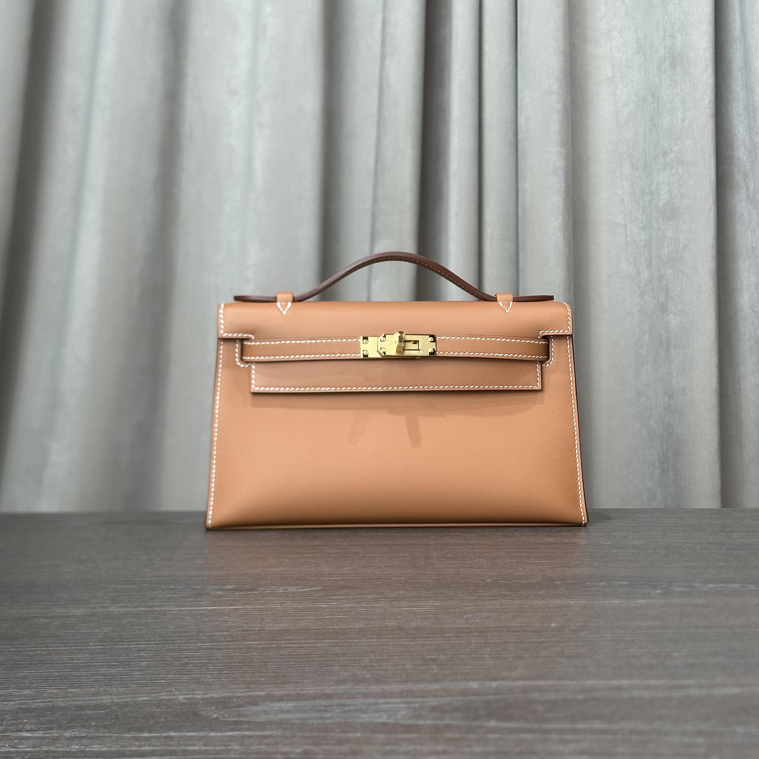 Hermès Gold Kelly Pochette Clutch Swift Gold Hardware - Image 2