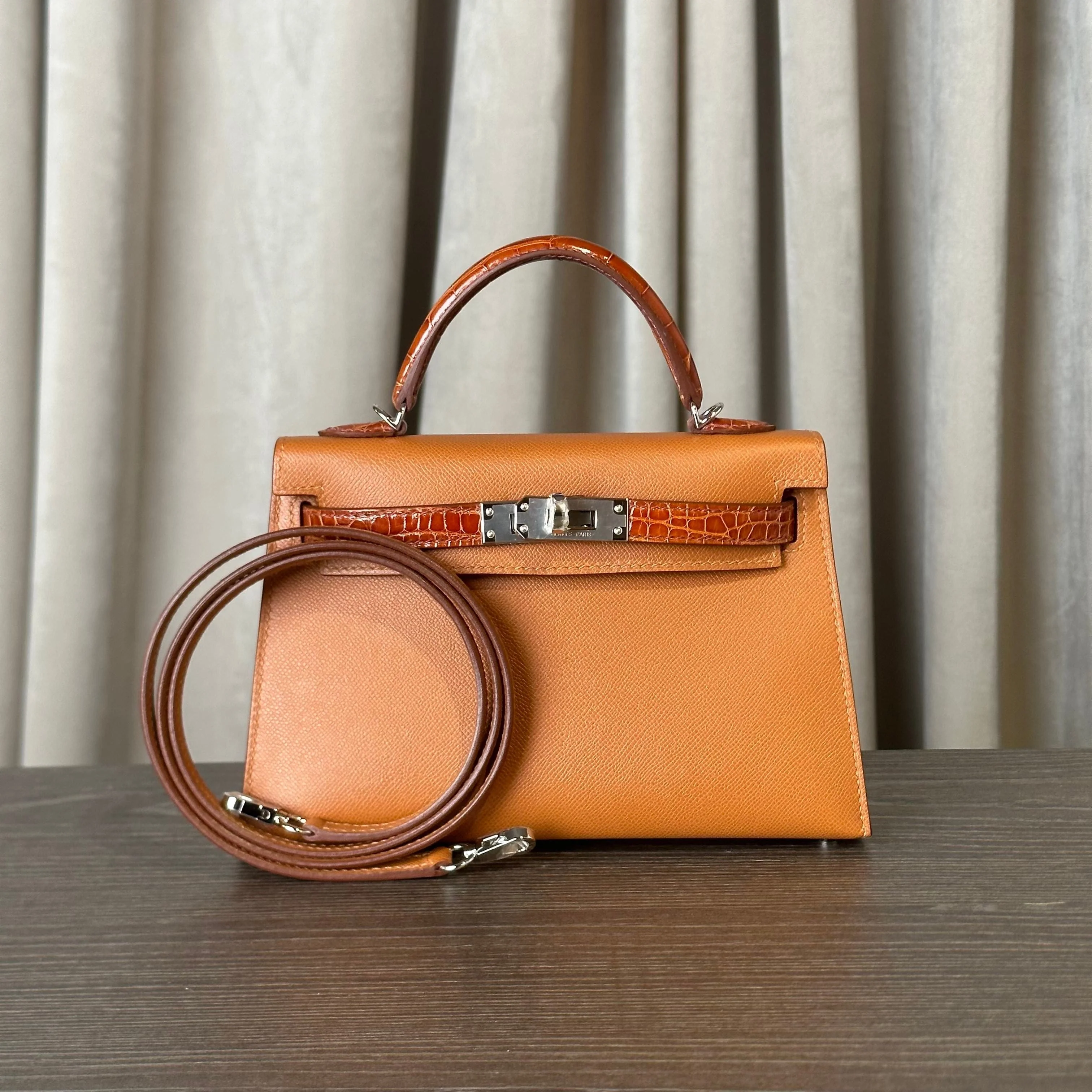 Hermès AQ Gold and Etrusque Mini Kelly Sellier 20 Madame Touch Alligator Mississippi Palladium Hardware - Image 3