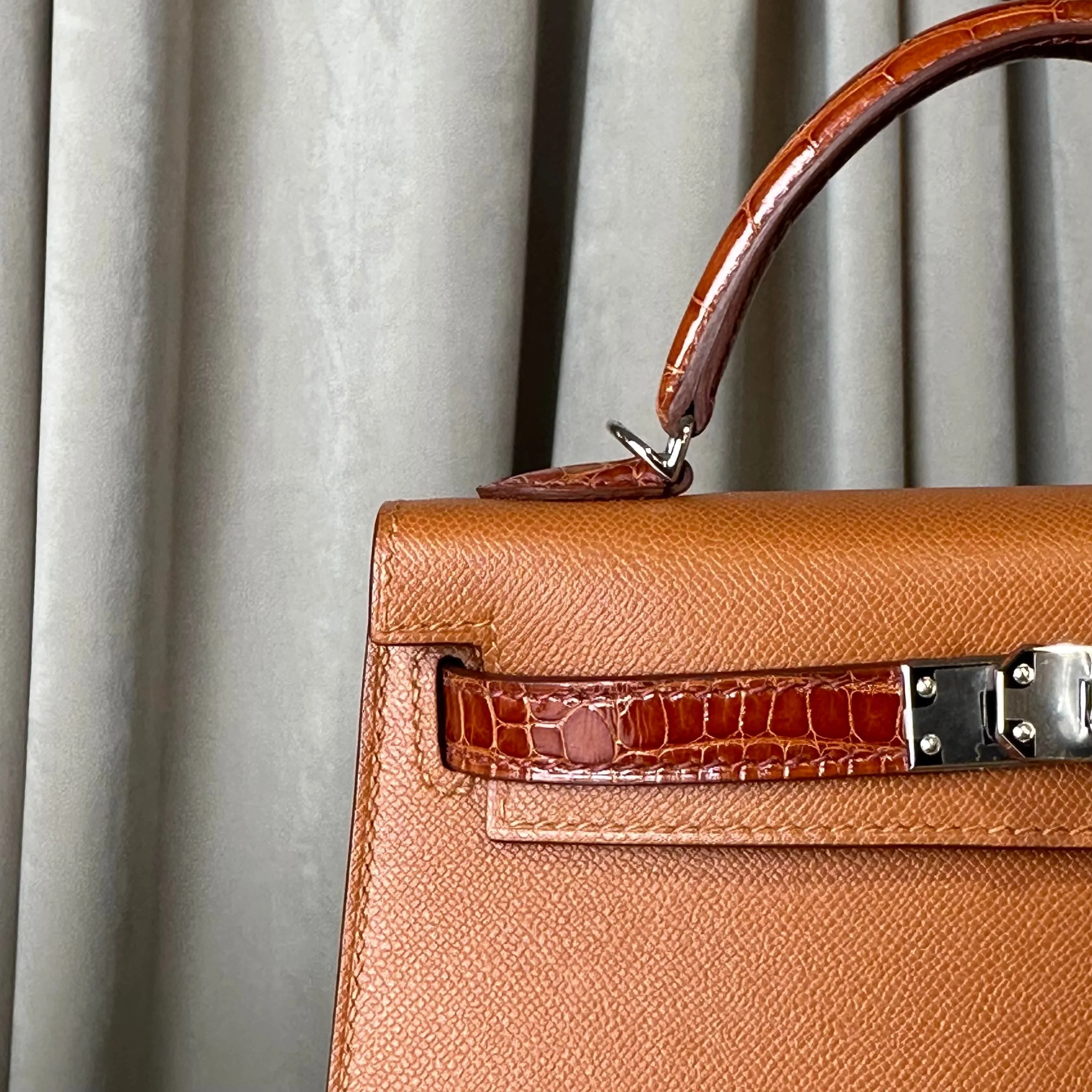 Hermès AQ Gold and Etrusque Mini Kelly Sellier 20 Madame Touch Alligator Mississippi Palladium Hardware - Image 4