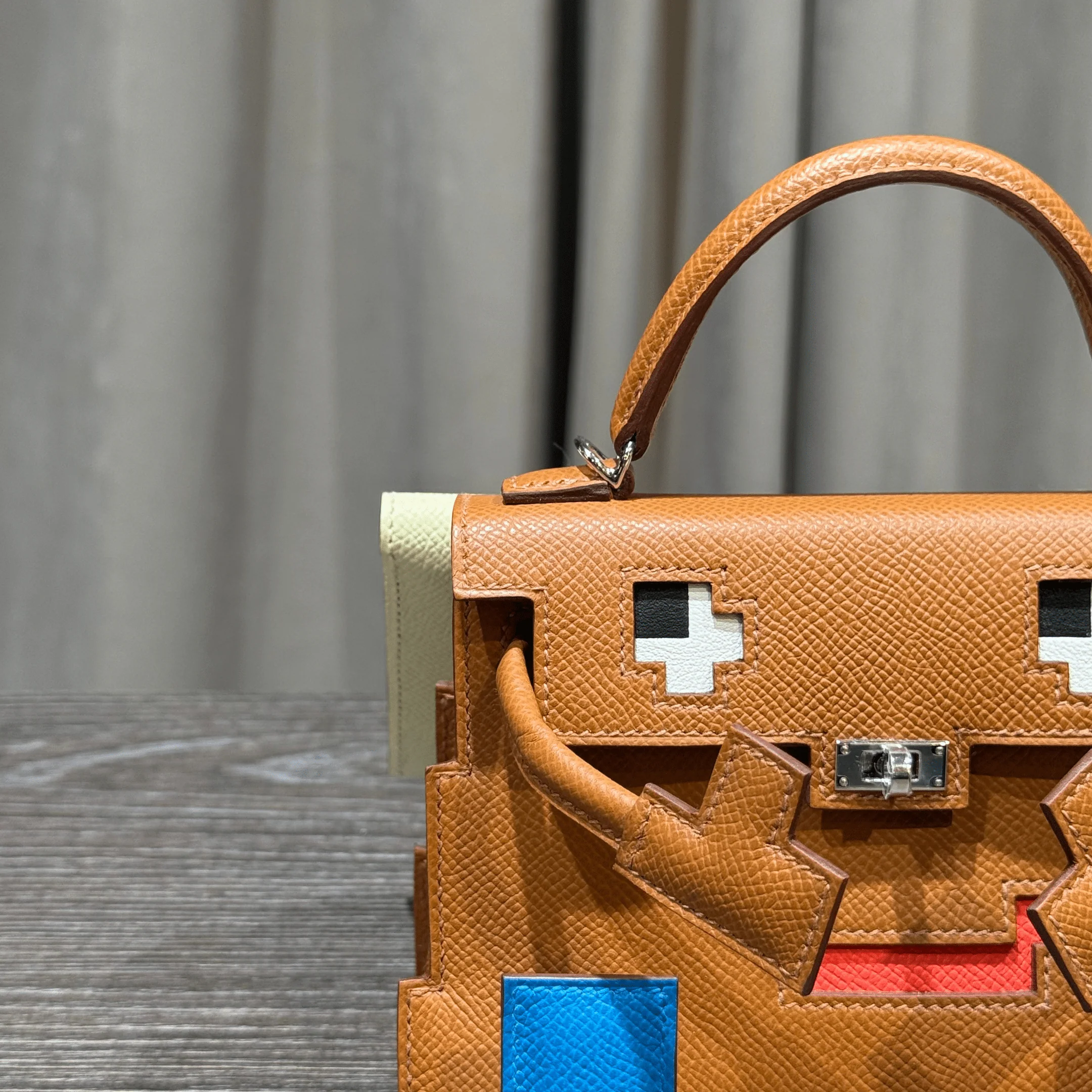 Hermès Gold Picto Kelly Doll Epsom Palladium Hardware Limited Edition - Image 3
