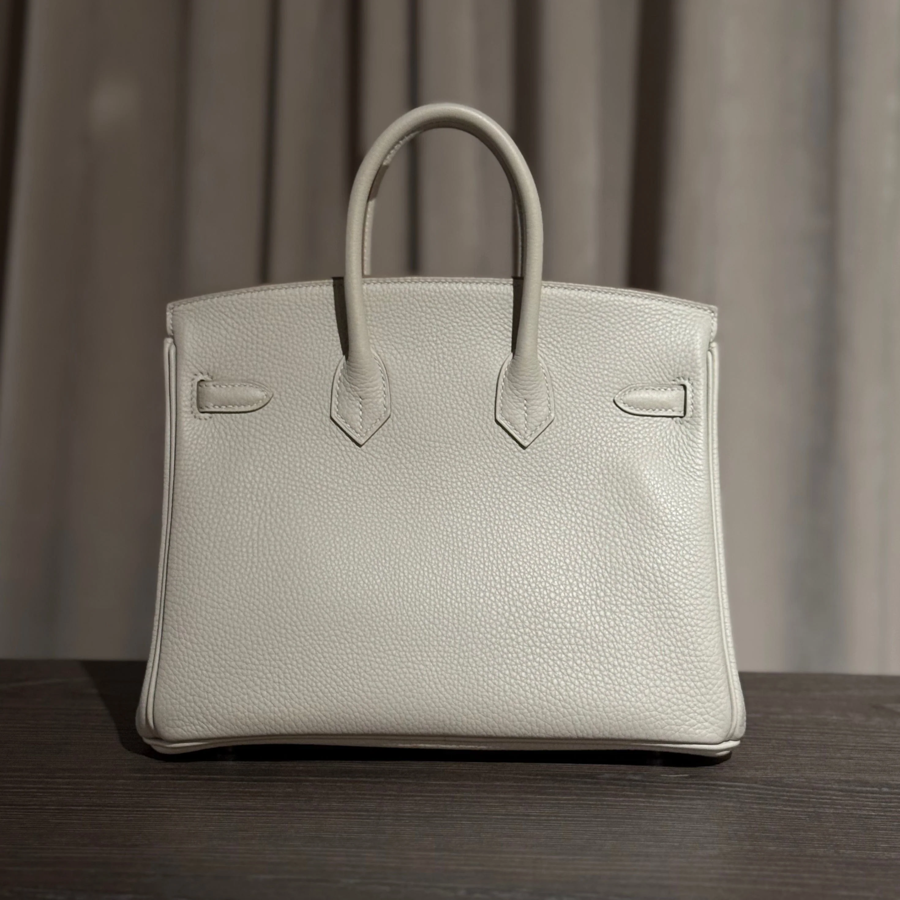 Hermès Gris Perle and Nata Birkin 25 Verso Togo Palladium Hardware - Image 3