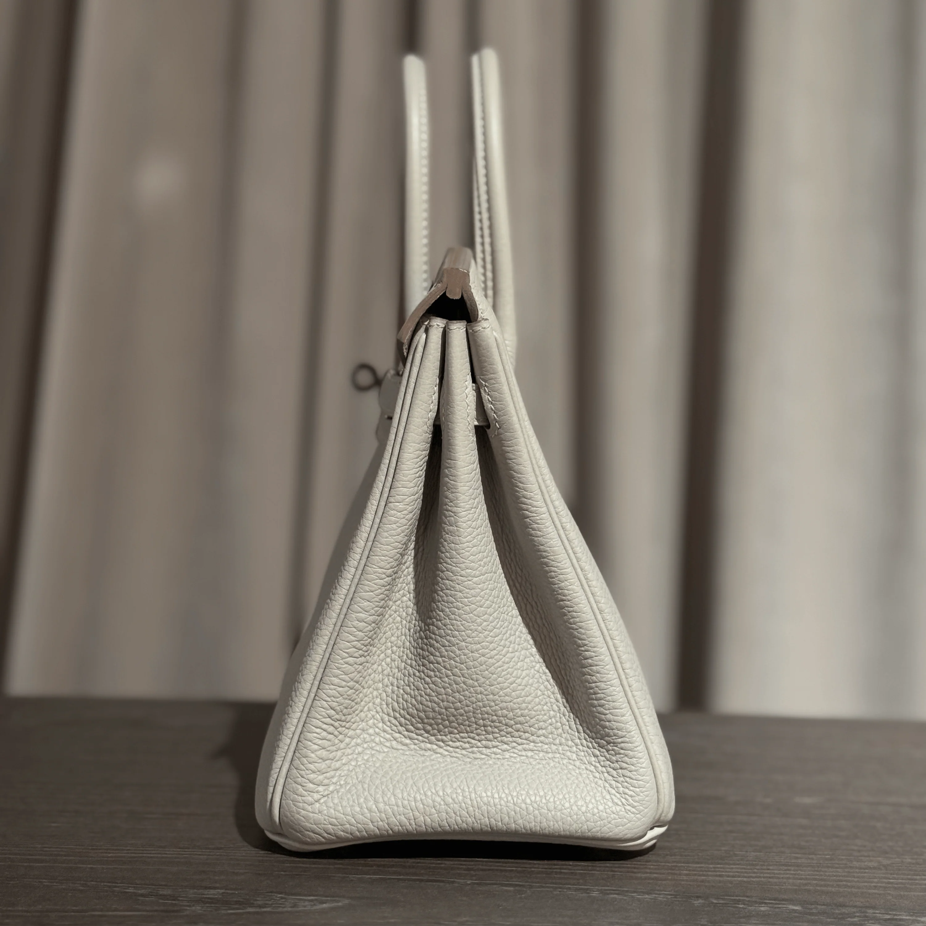 Hermès Gris Perle and Nata Birkin 25 Verso Togo Palladium Hardware - Image 5