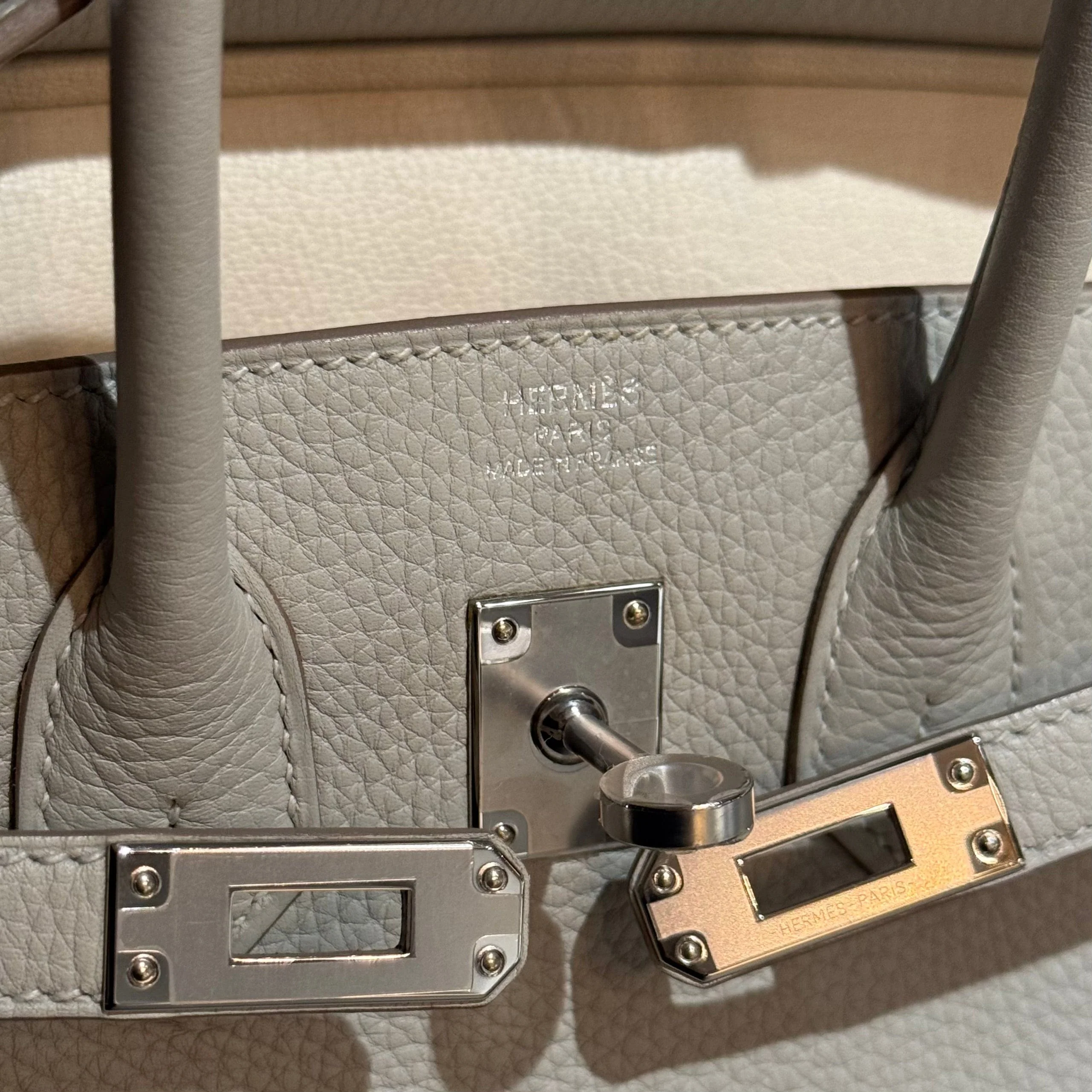 Hermès Gris Perle and Nata Birkin 25 Verso Togo Palladium Hardware - Image 7