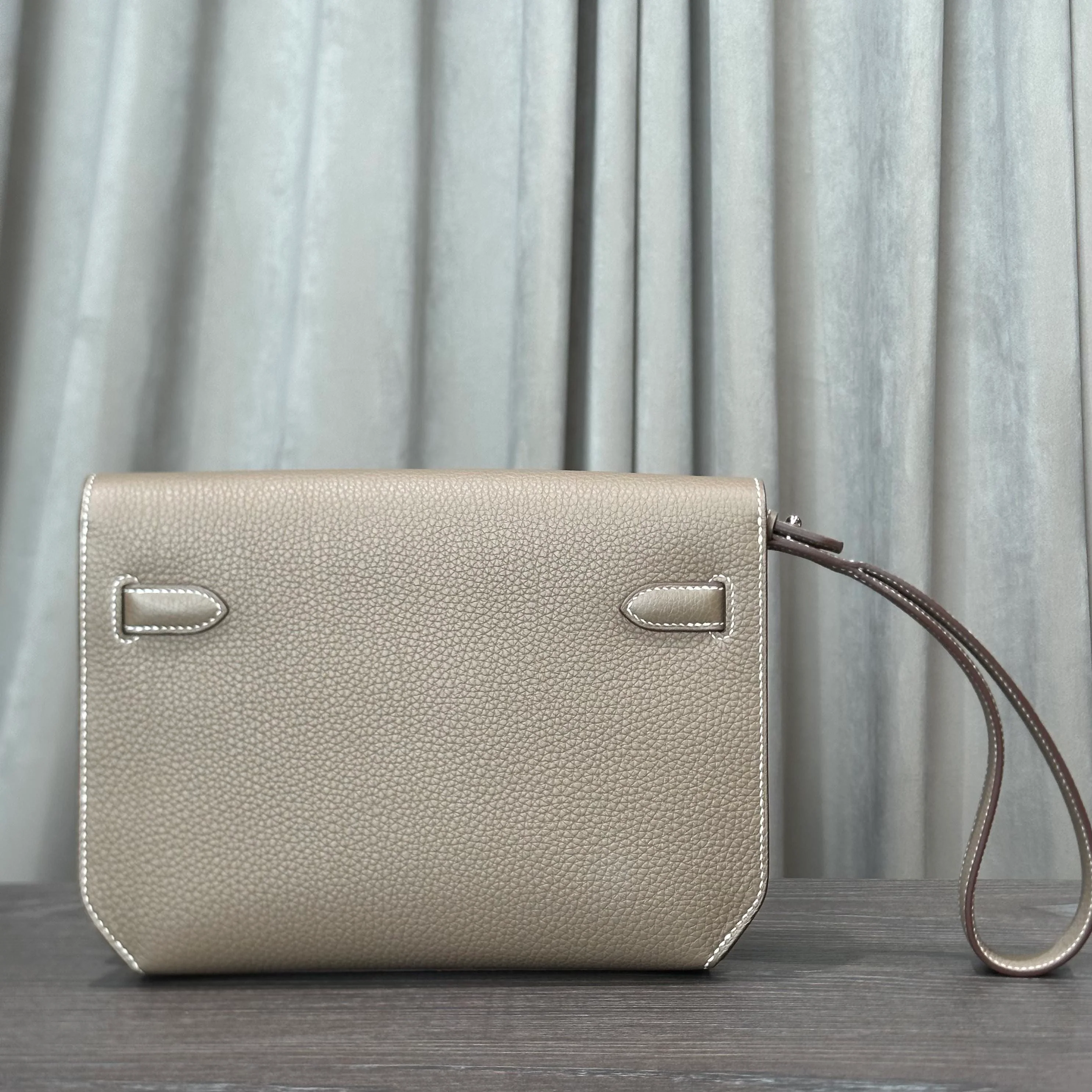Hermès Etoupe Kelly Depeches 25 Togo Clutch Palladium Hardware - Image 3