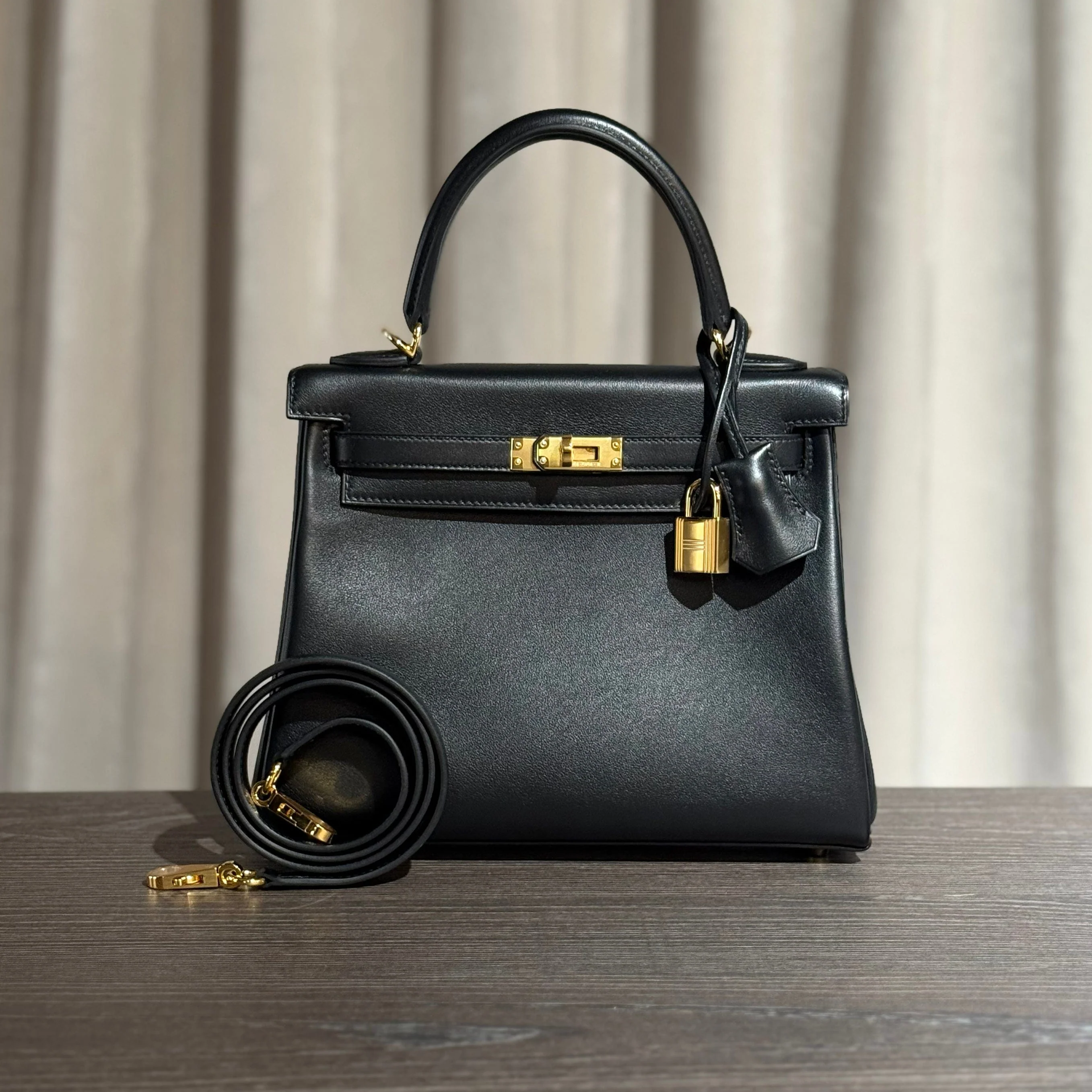 Hermès Noir Kelly Retourne 25 Swift Gold Hardware - Image 3