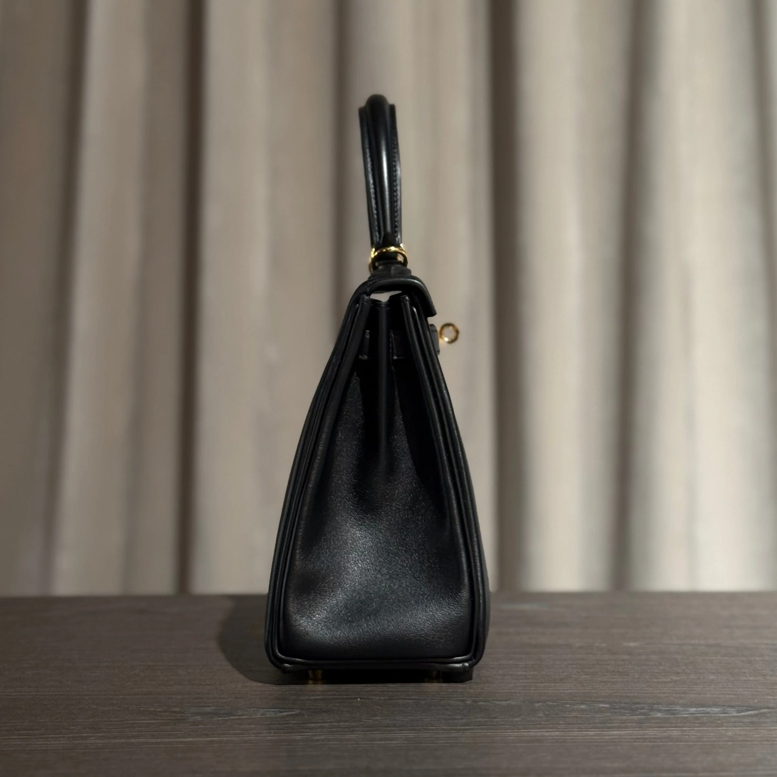 Hermès Noir Kelly Retourne 25 Swift Gold Hardware - Image 4