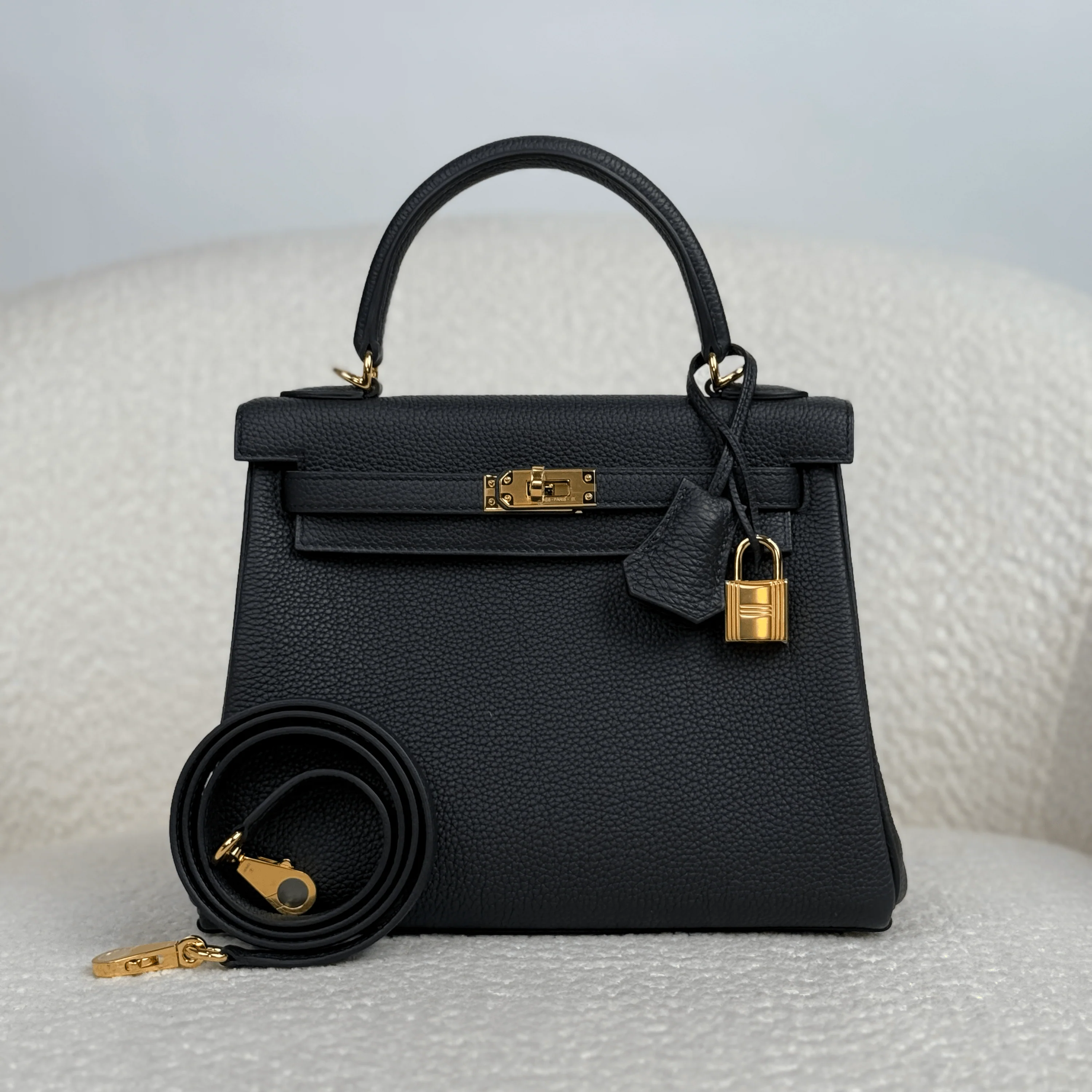 Hermès Noir Kelly Retourne 25 Togo Gold Hardware - Image 3