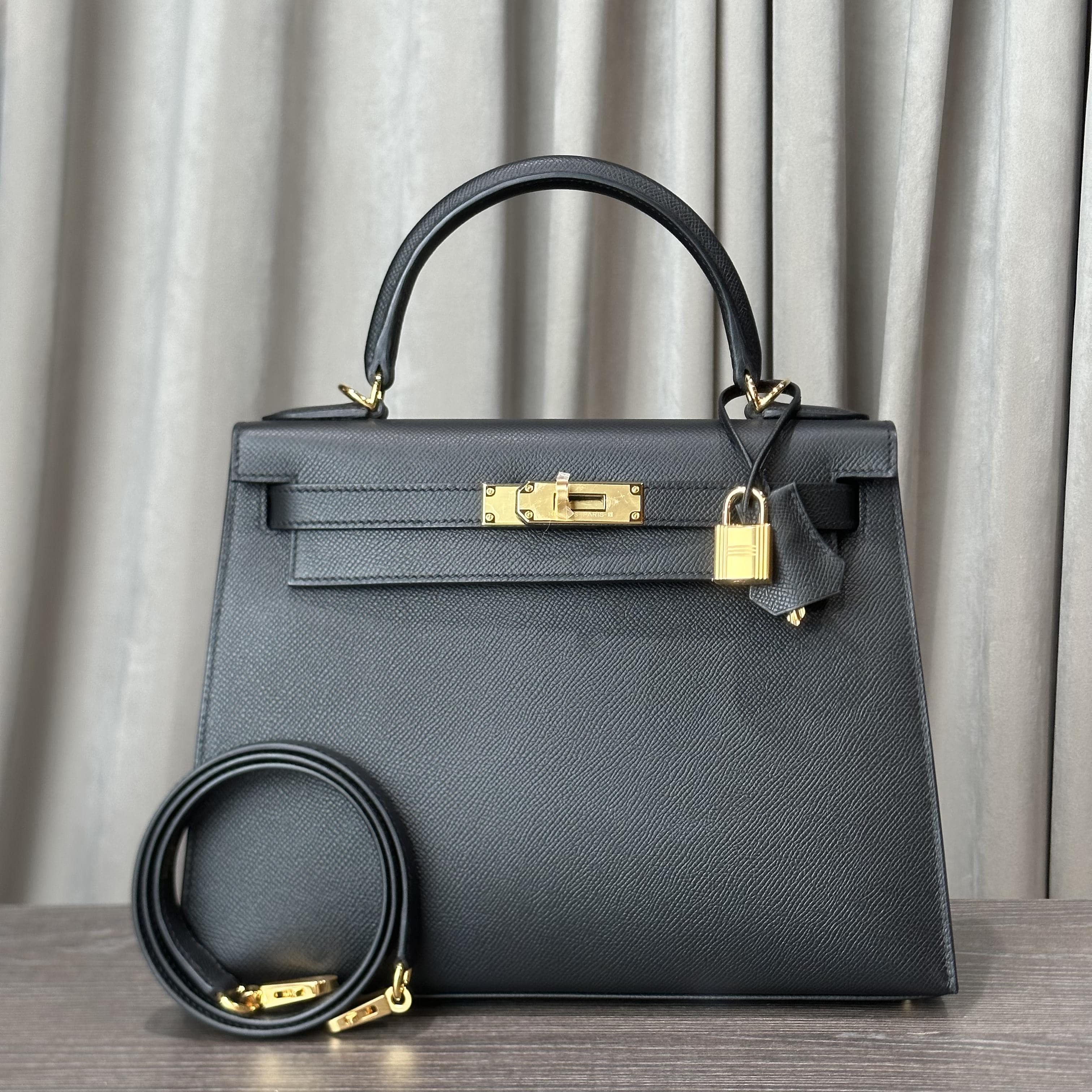 Hermès Noir Kelly Sellier 28 Epsom Gold Hardware - Image 2