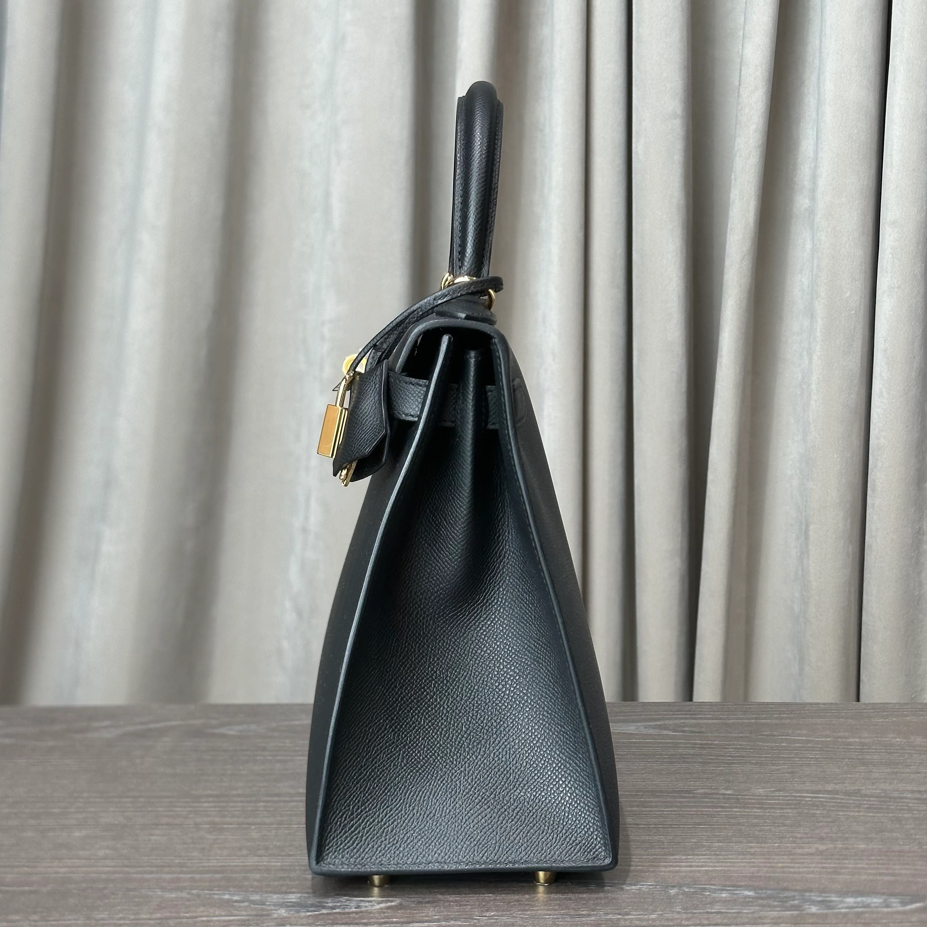 Hermès Noir Kelly Sellier 28 Epsom Gold Hardware - Image 5