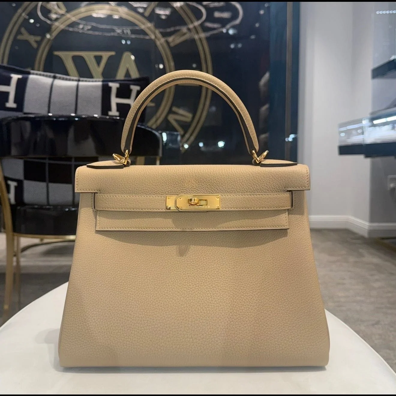 Hermès Poussiere Kelly Retourne 28 Togo Gold Hardware - Image 2