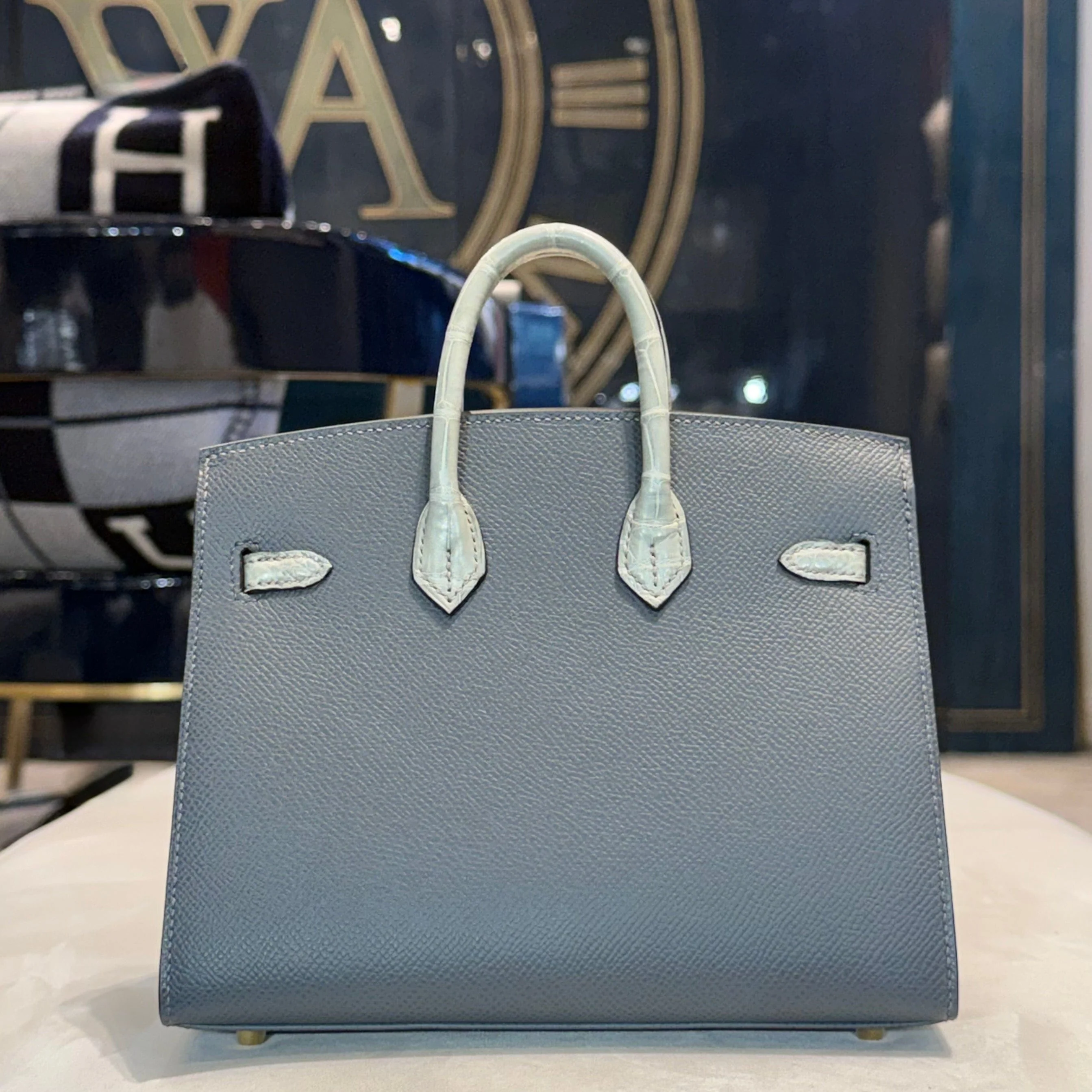 Hermès "Rainy Days" Faubourg Birkin 20 Gris Misty Matte Alligator Permabrass Hardware Limited Edition - Image 4