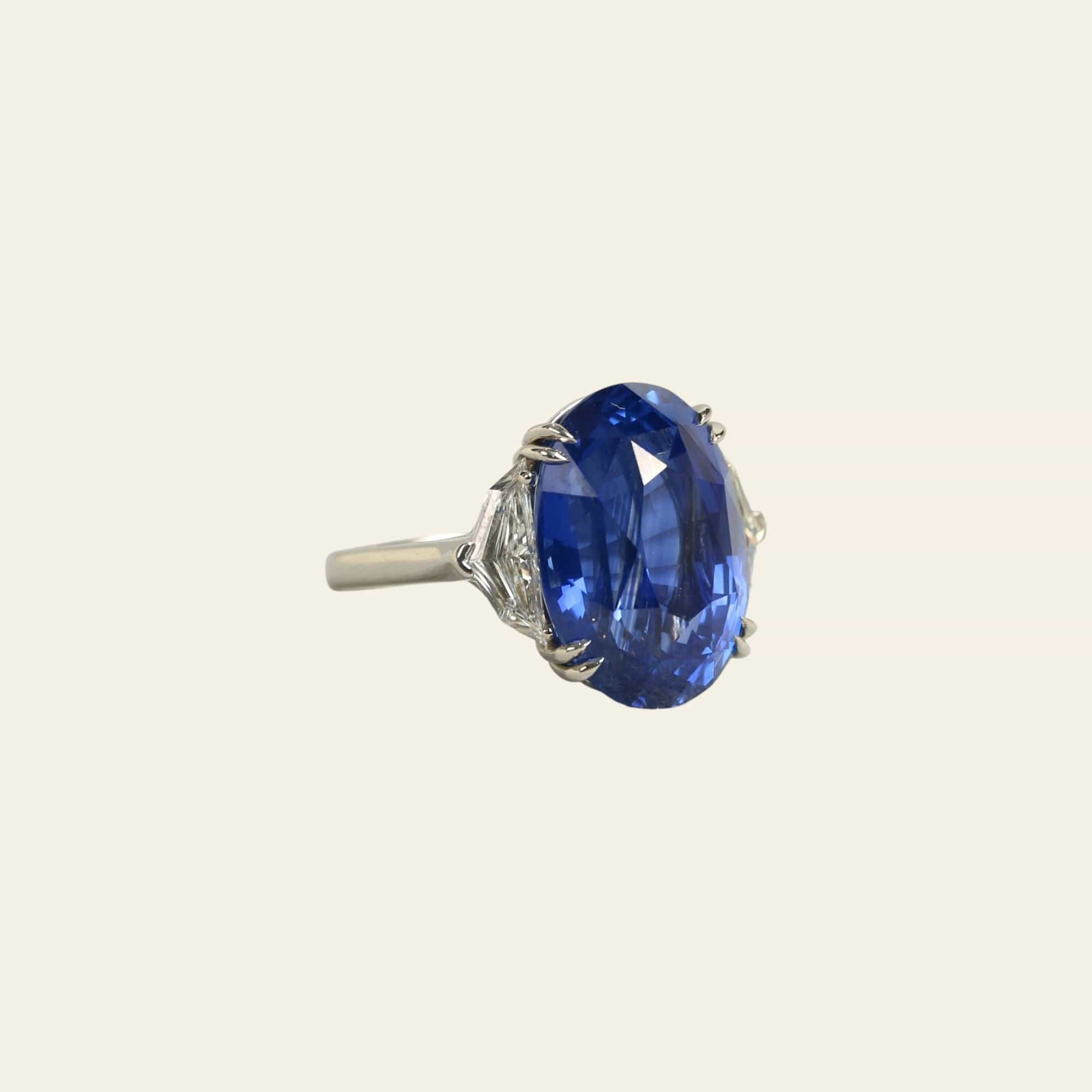 Oval Ceylon Sapphire and Diamond Ring - Image 4