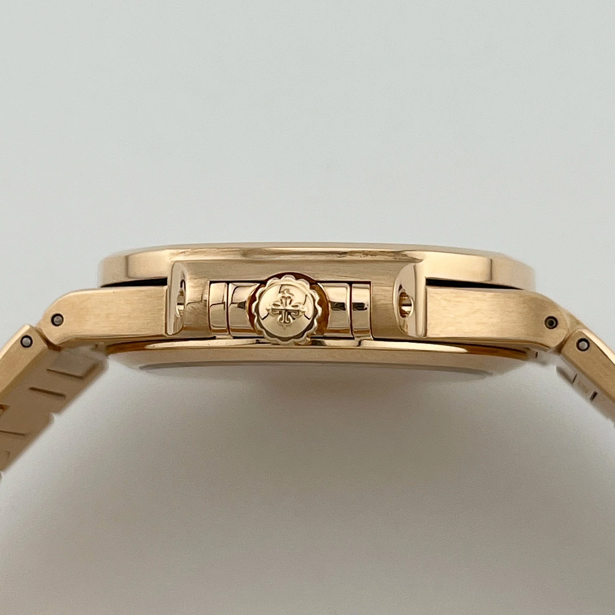 Patek Philippe Nautilus 7118/1R-010 'Ladies' Rose Gold Champagne Golden Dial (2024) - Image 8