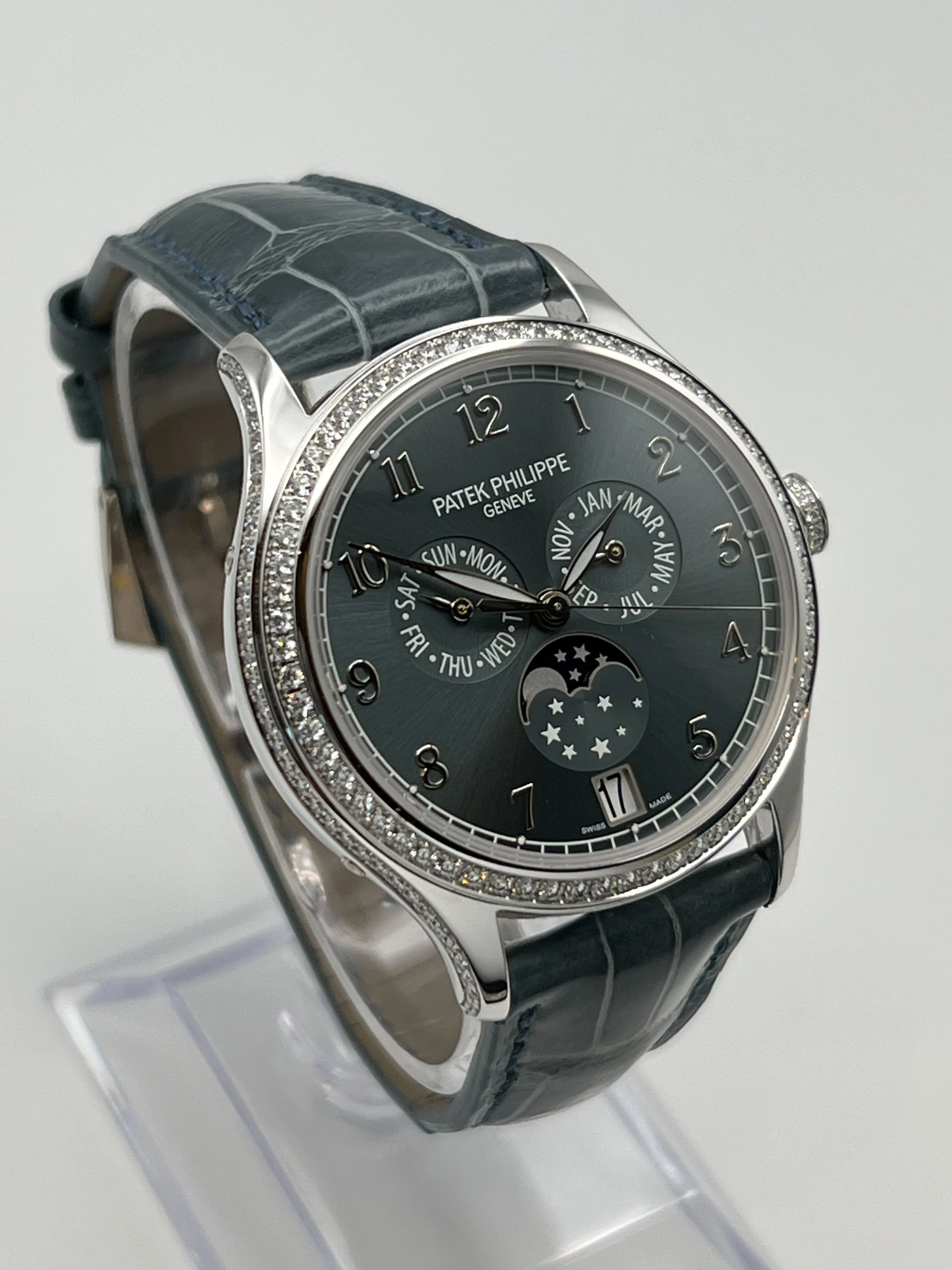 Patek Philippe Complications 4947G-001 Annual Calendar White Gold Blue Dial - Image 3
