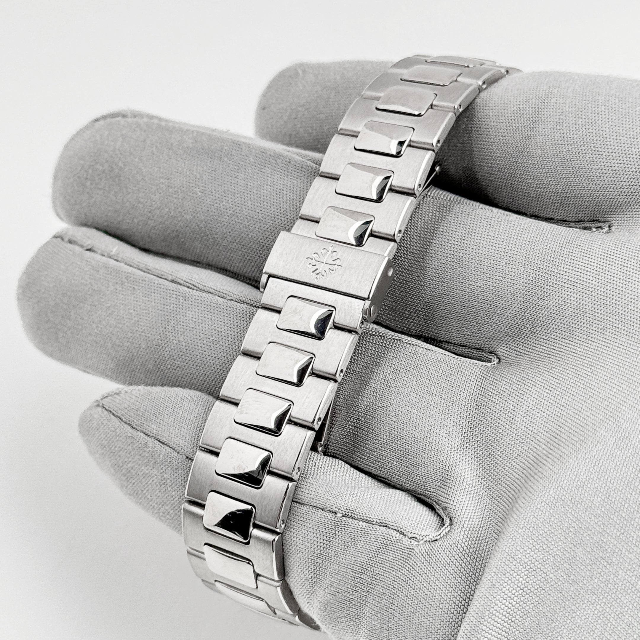 Patek Philippe Nautilus 3800/4G-001 White Gold White Dial Diamond Set (2004) - Image 10