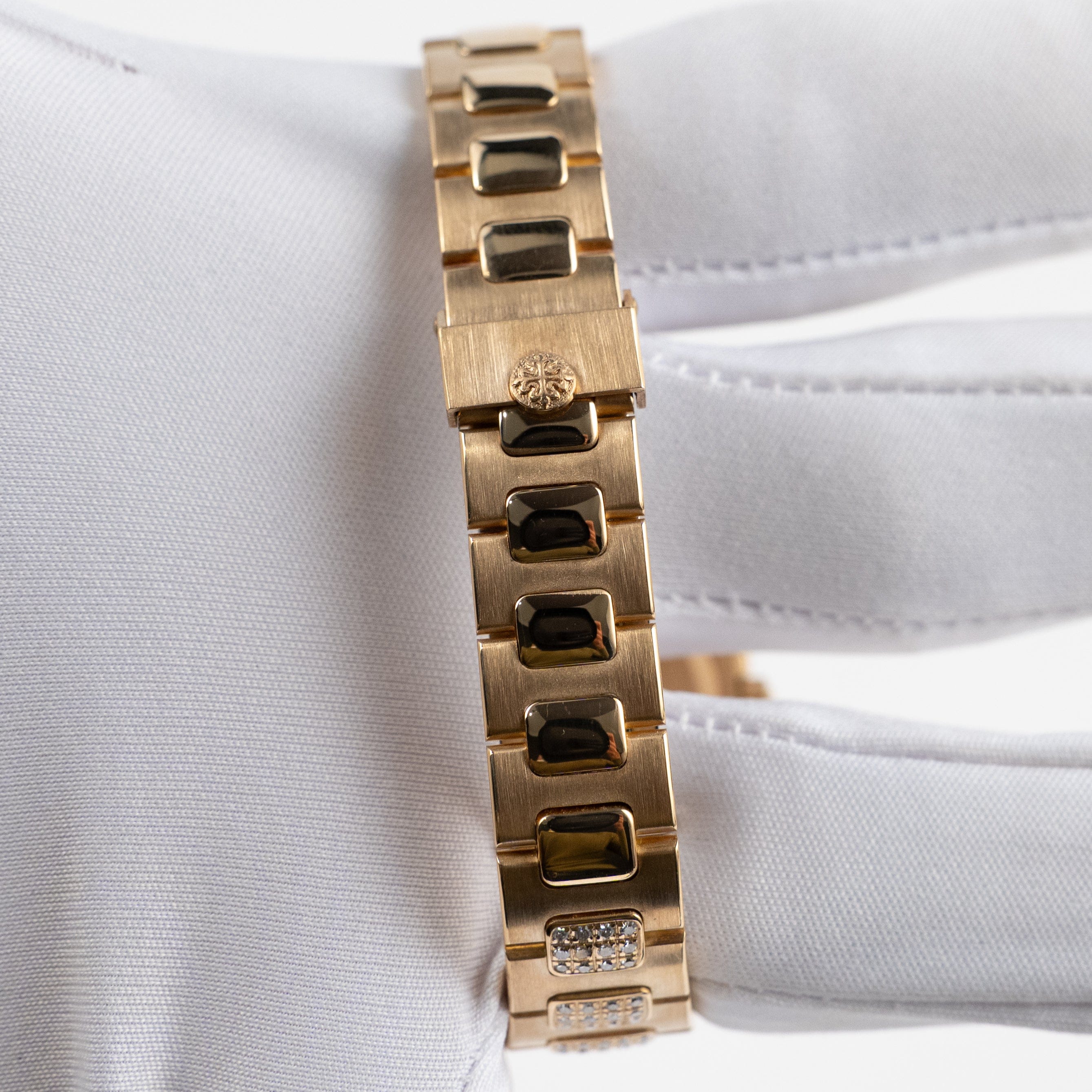 Patek Philippe Nautilus 4700/5 Yellow Gold Blue Diamond Dial - Image 13