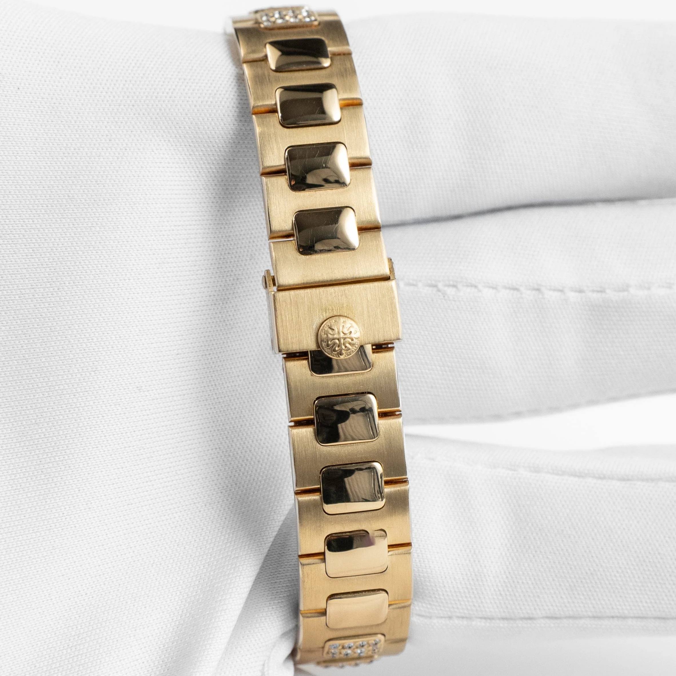 Patek Philippe Nautilus 4700 'Ladies' Yellow Gold Champagne Diamond Dial Diamond Bezel - Image 12