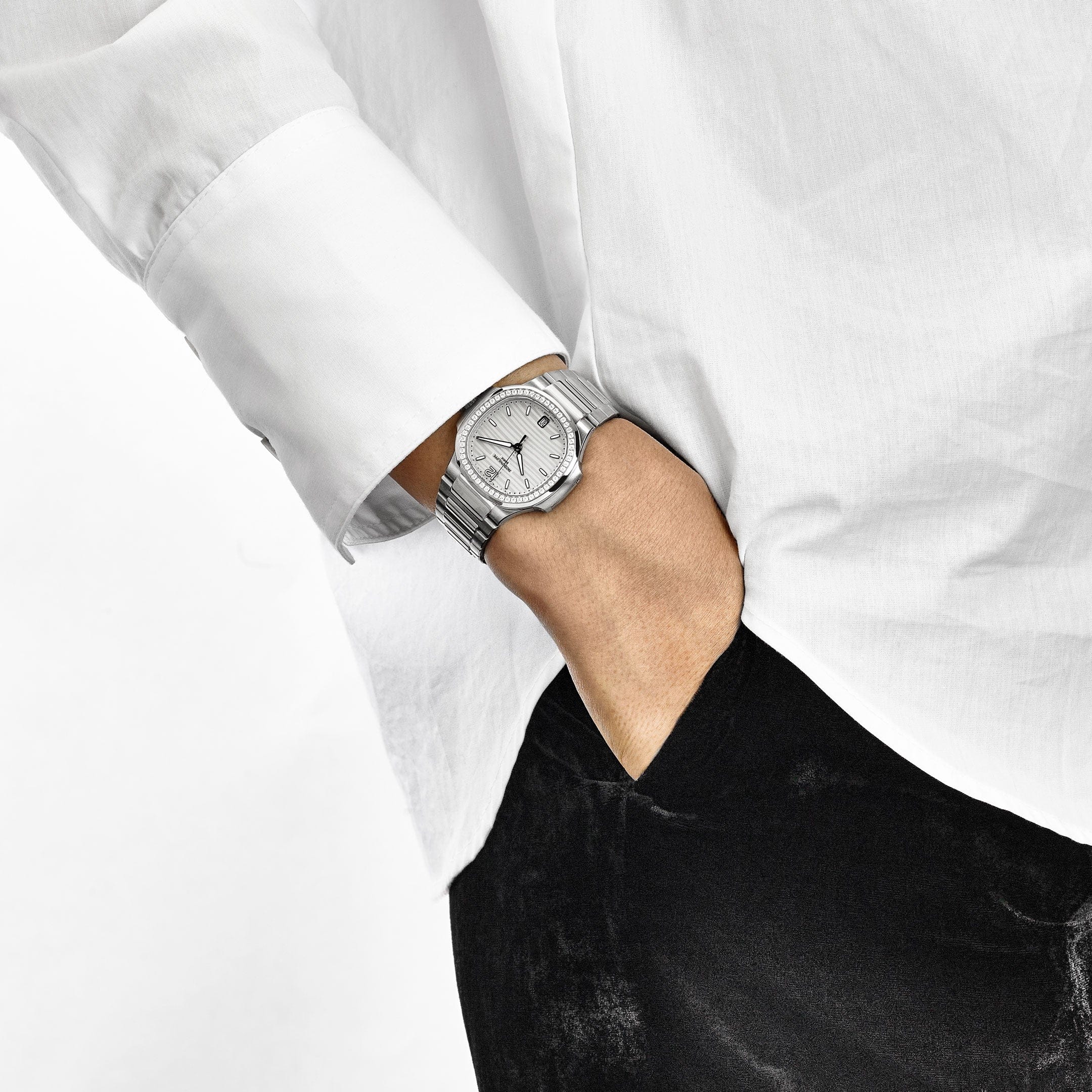 Patek Philippe Nautilus 7118/1200A-010 'Ladies' Stainless Steel Silver Dial Diamond Bezel (2022) - Image 3