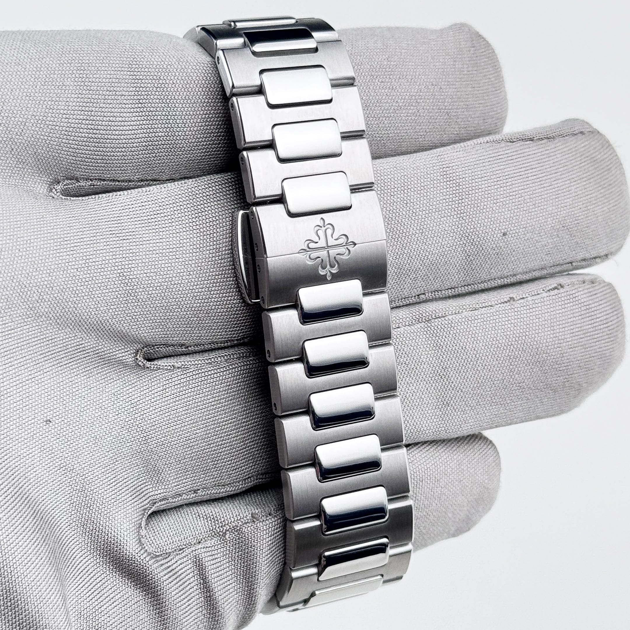 Patek Philippe Nautilus 7118/1A-010 Stainless Steel Silvery Opaline Dial (2022) - Image 11