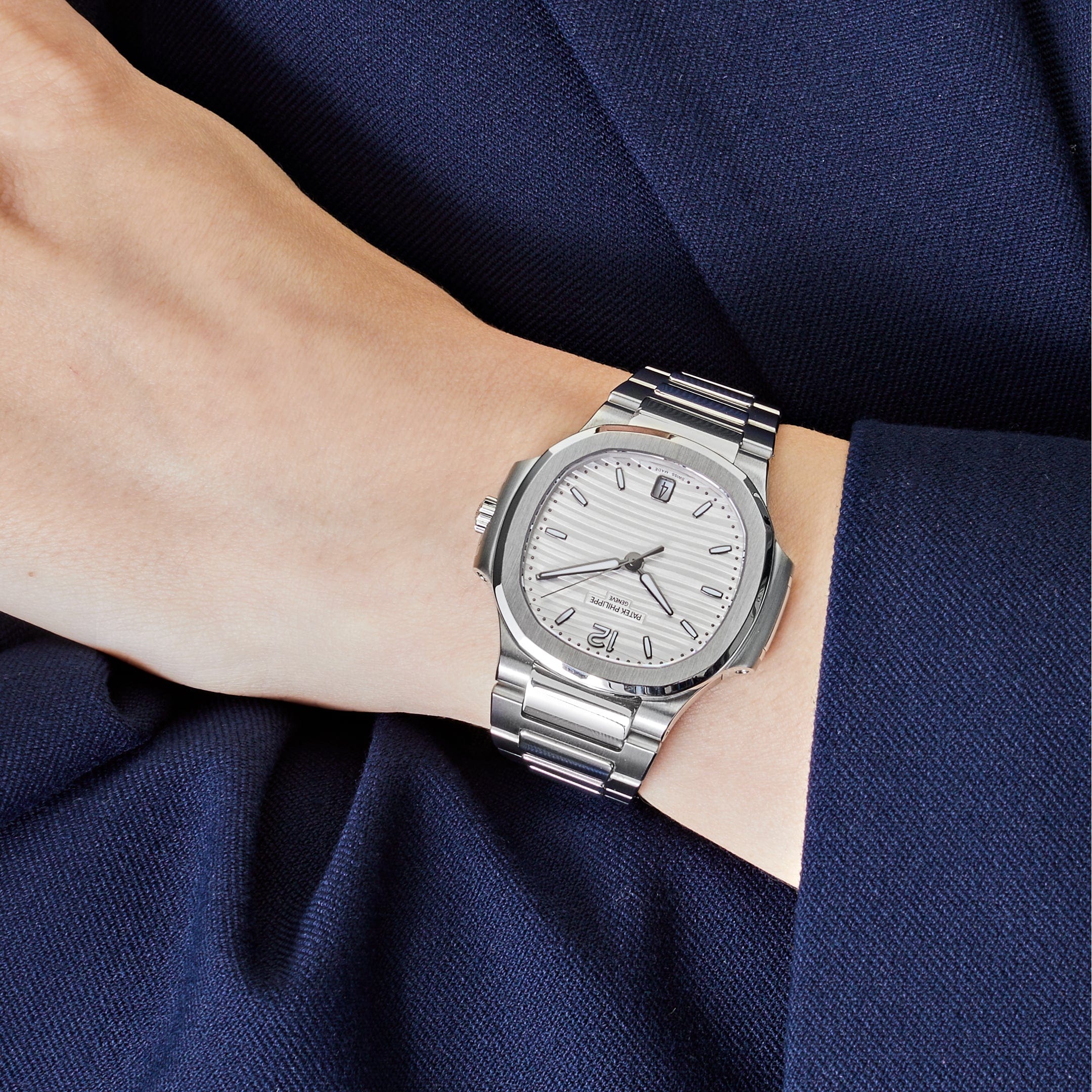 Patek Philippe Nautilus 7118/1A-010 Stainless Steel Silvery Opaline Dial (2024) - Image 2