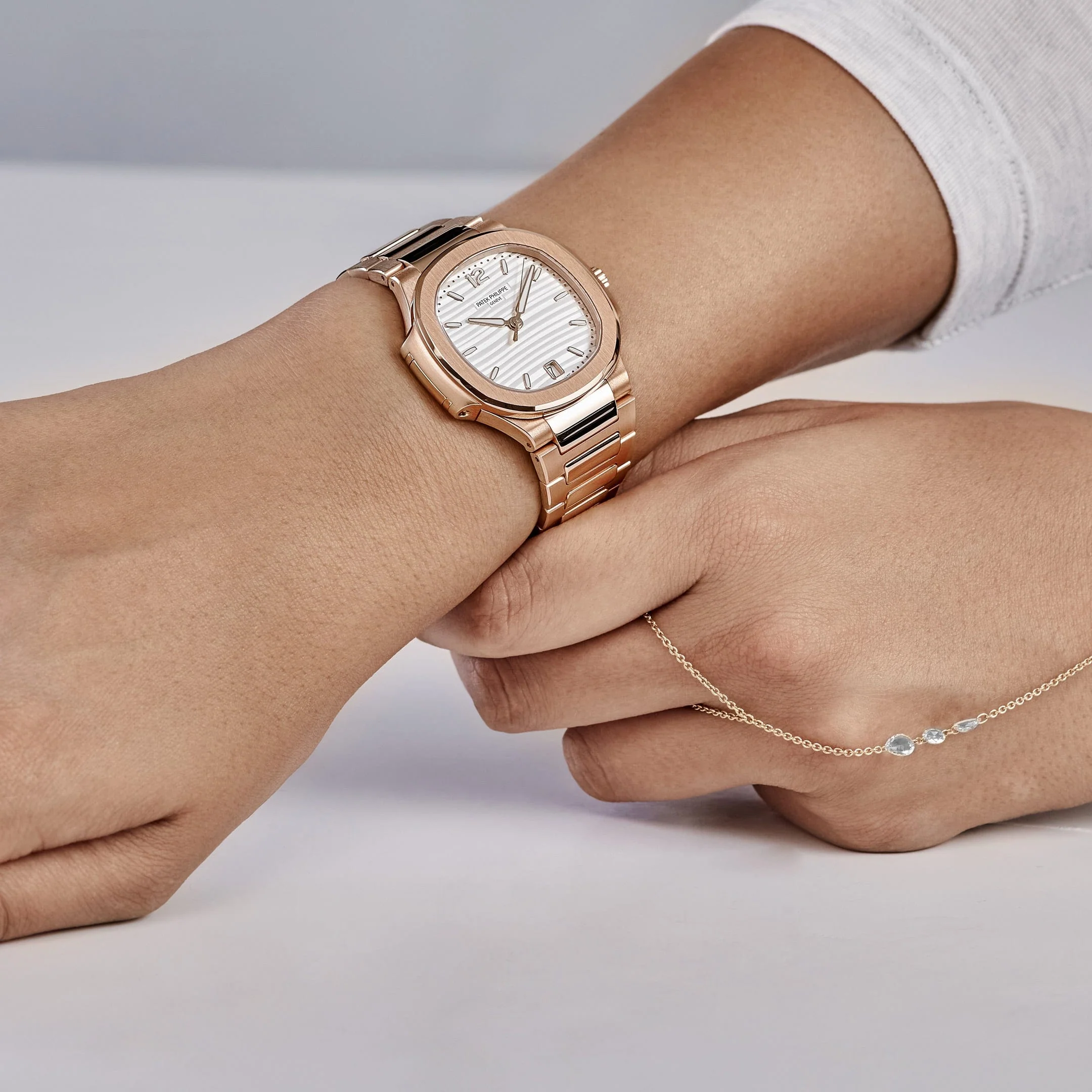 Patek Philippe Nautilus 7118/1R-001 'Ladies' Rose Gold Silvery Opaline Dial (2020) - Image 2