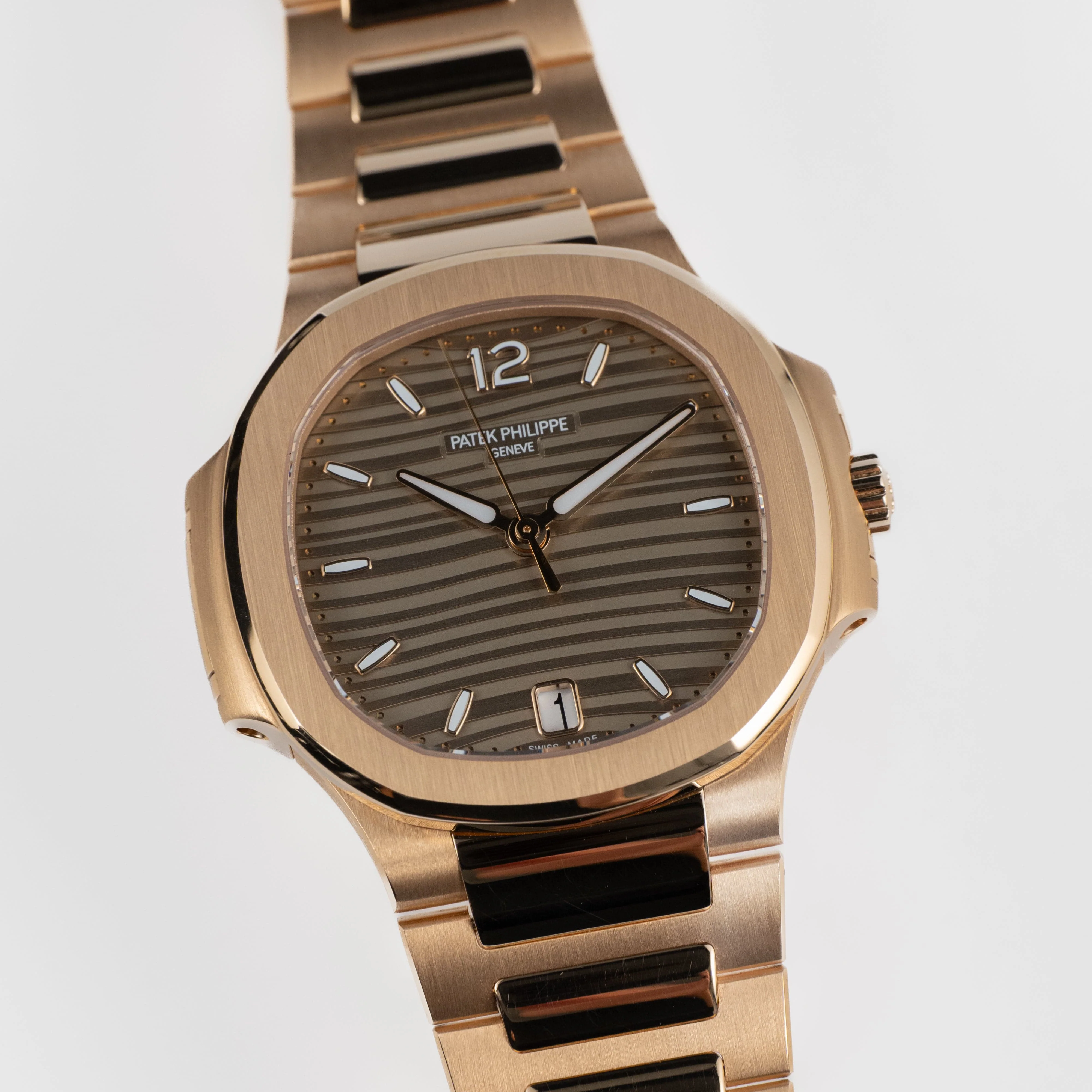 Patek Philippe Nautilus 7118/1R-010 'Ladies' Rose Gold Champagne Golden Dial (2021) - Image 5