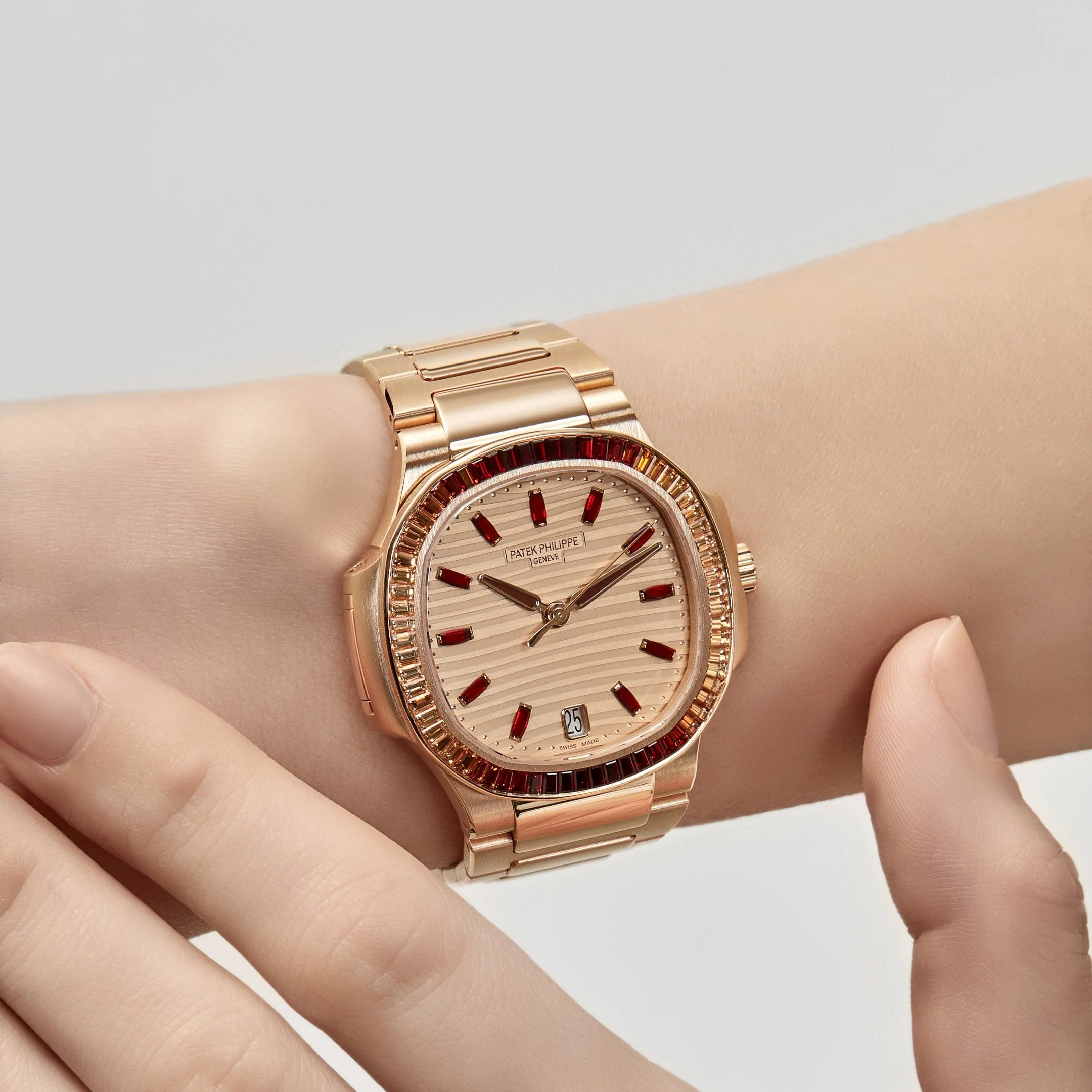 Patek Philippe Nautilus Joaillerie 7118/1300R-001 'Ladies' Rose Gold - Image 2