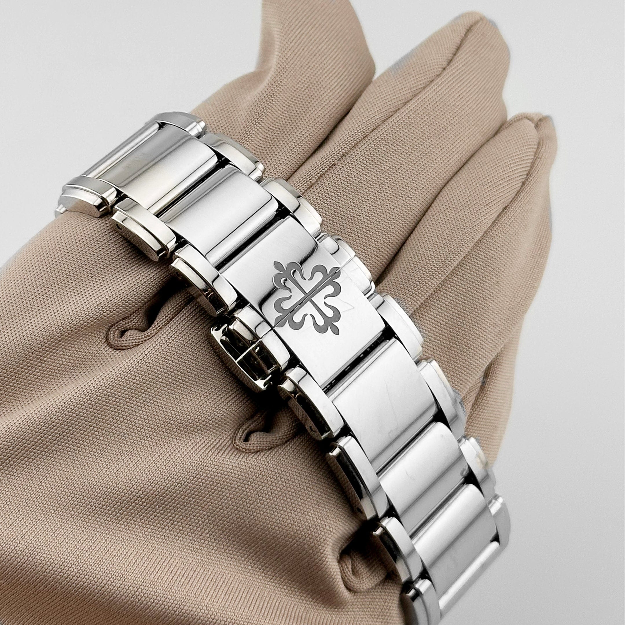 Patek Philippe Twenty-4 7300/1200A-011 Green Dial Diamond Bezel (2024) - Image 9
