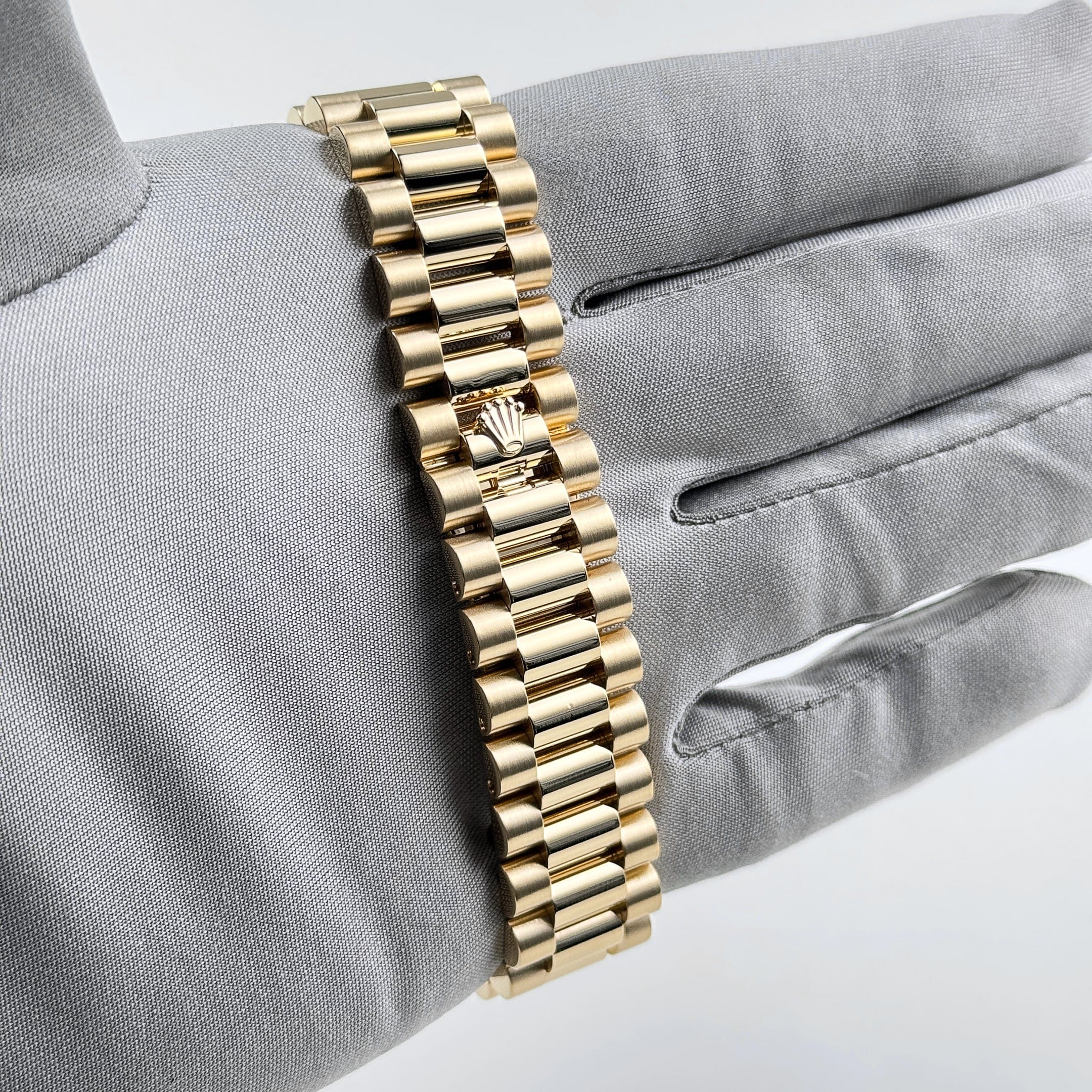 Rolex Day-Date 118388 Yellow Gold White Mother of Pearl Dial Diamond Bezel (2008) - Image 12