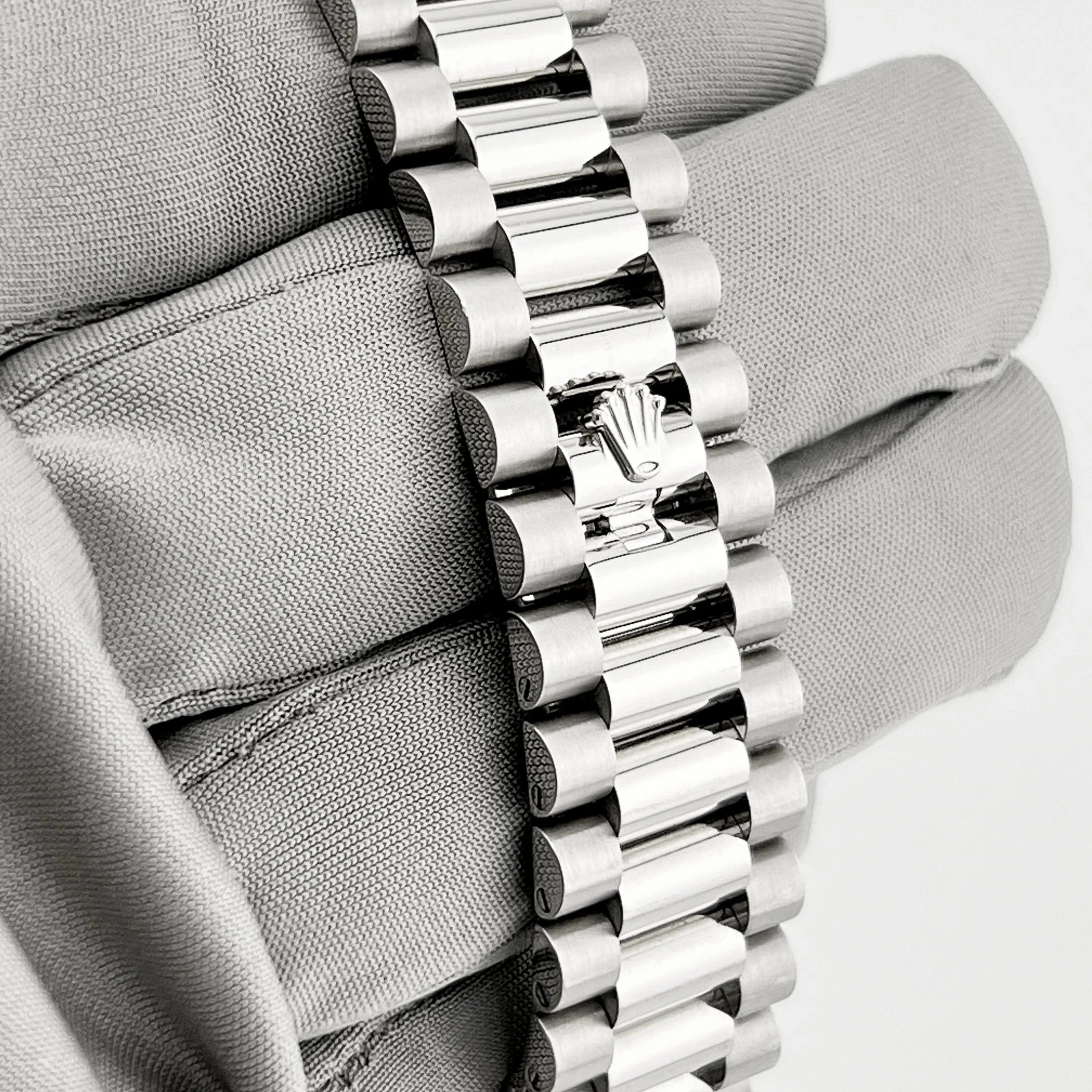 Rolex Day-Date 40 228236 Platinum Pavé Diamond Dial (2023) - Image 12