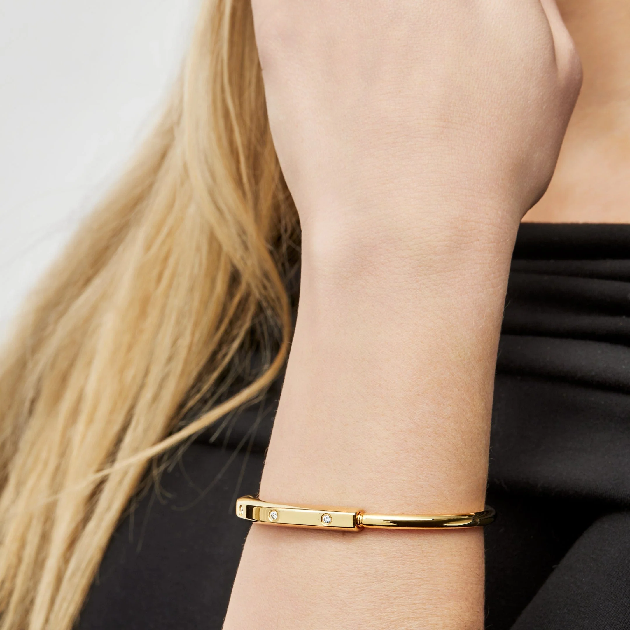Tiffany & Co. Lock Bangle in Yellow Gold with Diamond Accents 70185407 - Image 2