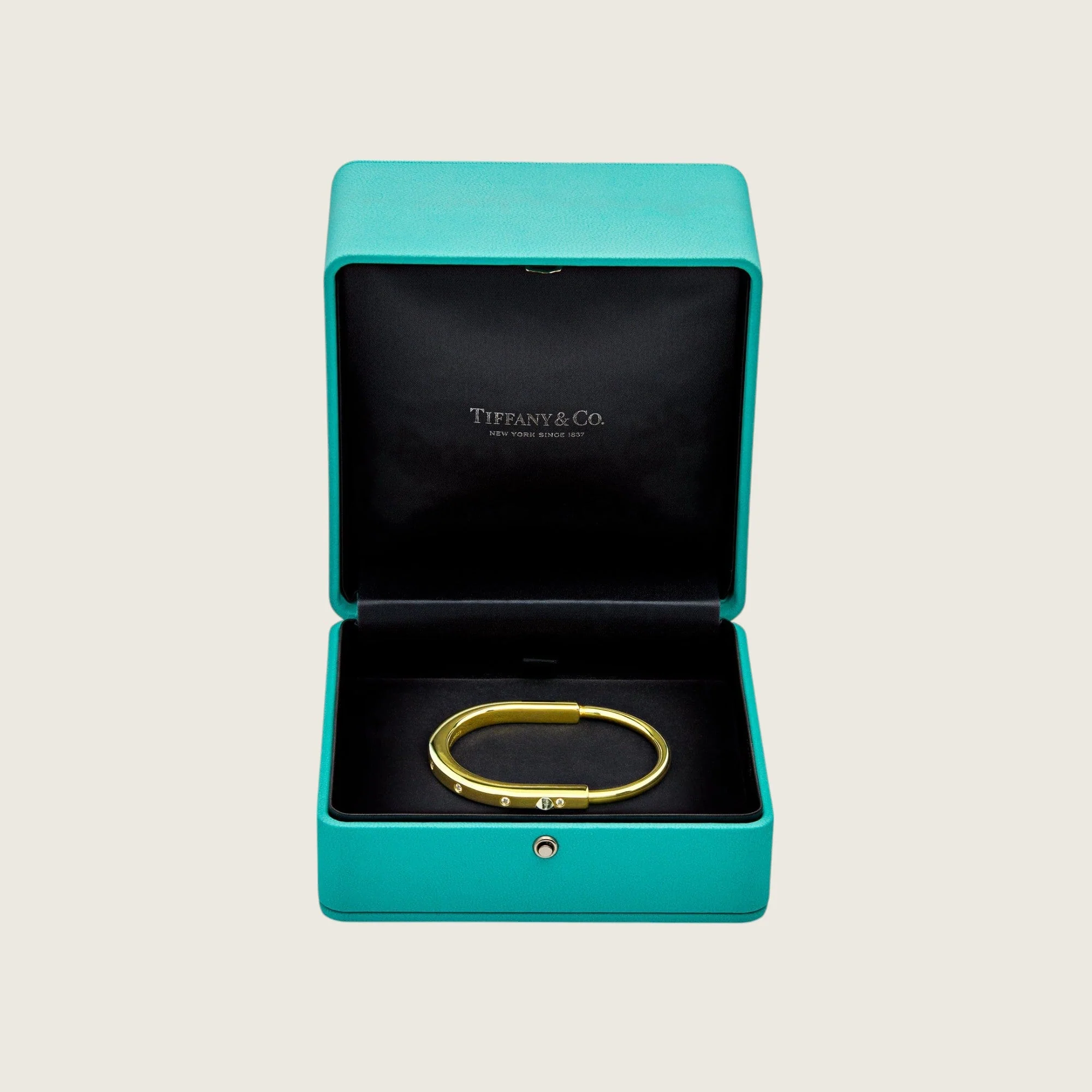 Tiffany & Co. Lock Bangle in Yellow Gold with Diamond Accents 70185407 - Image 7
